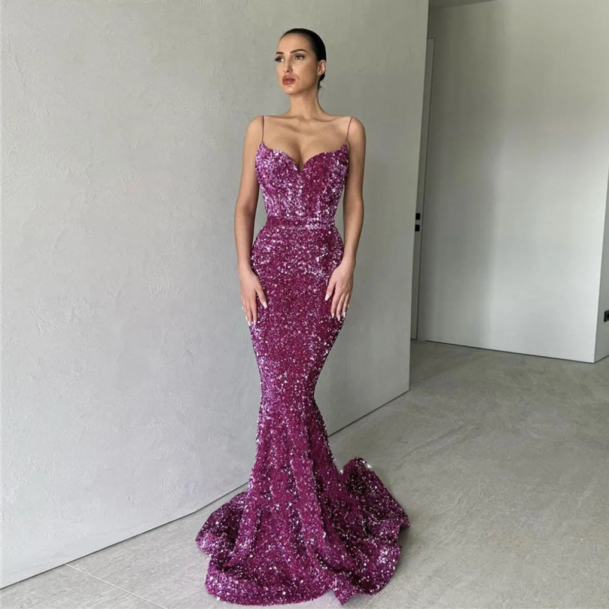 Abiti da sera lunghi a sirena con paillettes viola glitterati 2023 Abito formale da donna con cinturino per spaghetti Dubai per