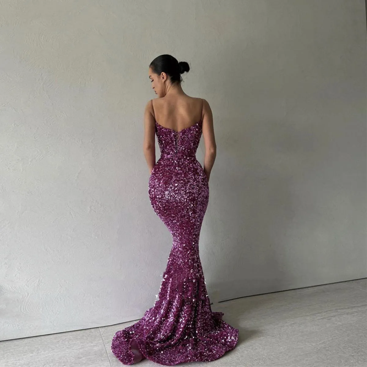 Abiti da sera lunghi a sirena con paillettes viola glitterati 2023 Abito formale da donna con cinturino per spaghetti Dubai per