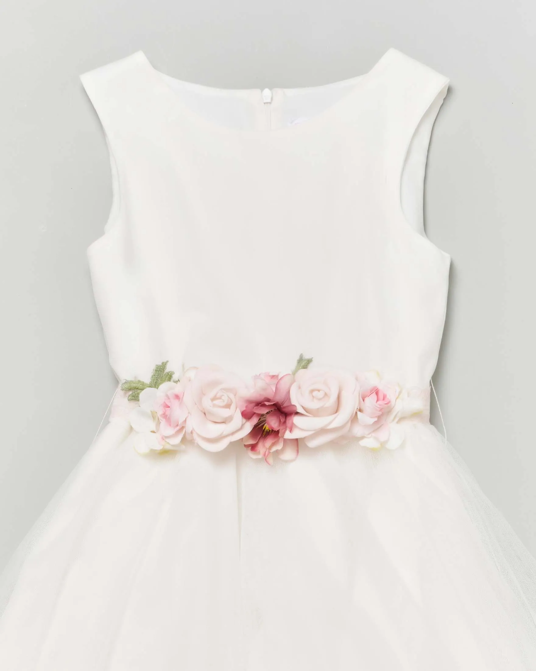 Abito corto bianco senza maniche con gonna in tulle e fascia rosa ricamata con fiori 6 mesi