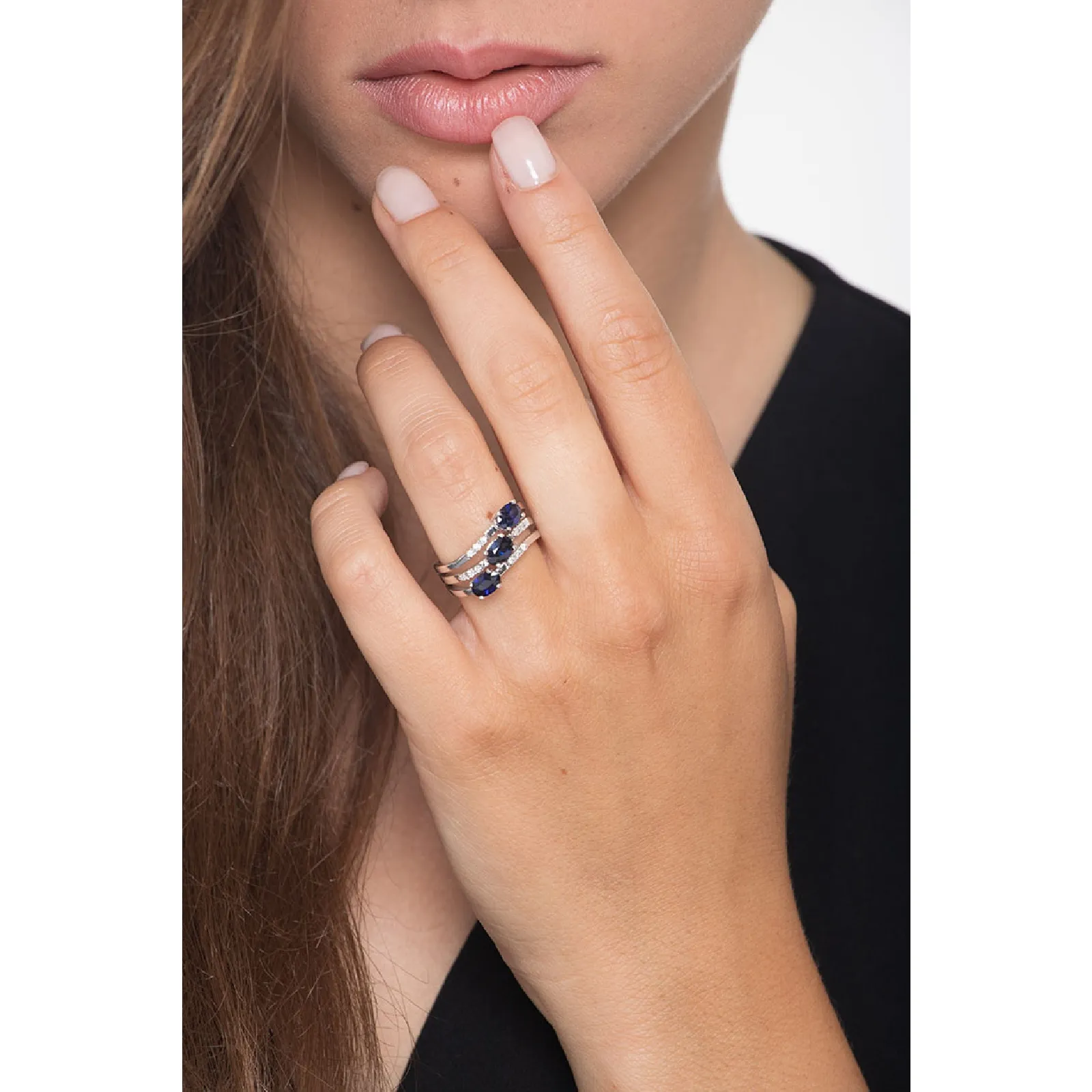 Anello in oro bianco 18k con diamanti e 3 zaffiri blu