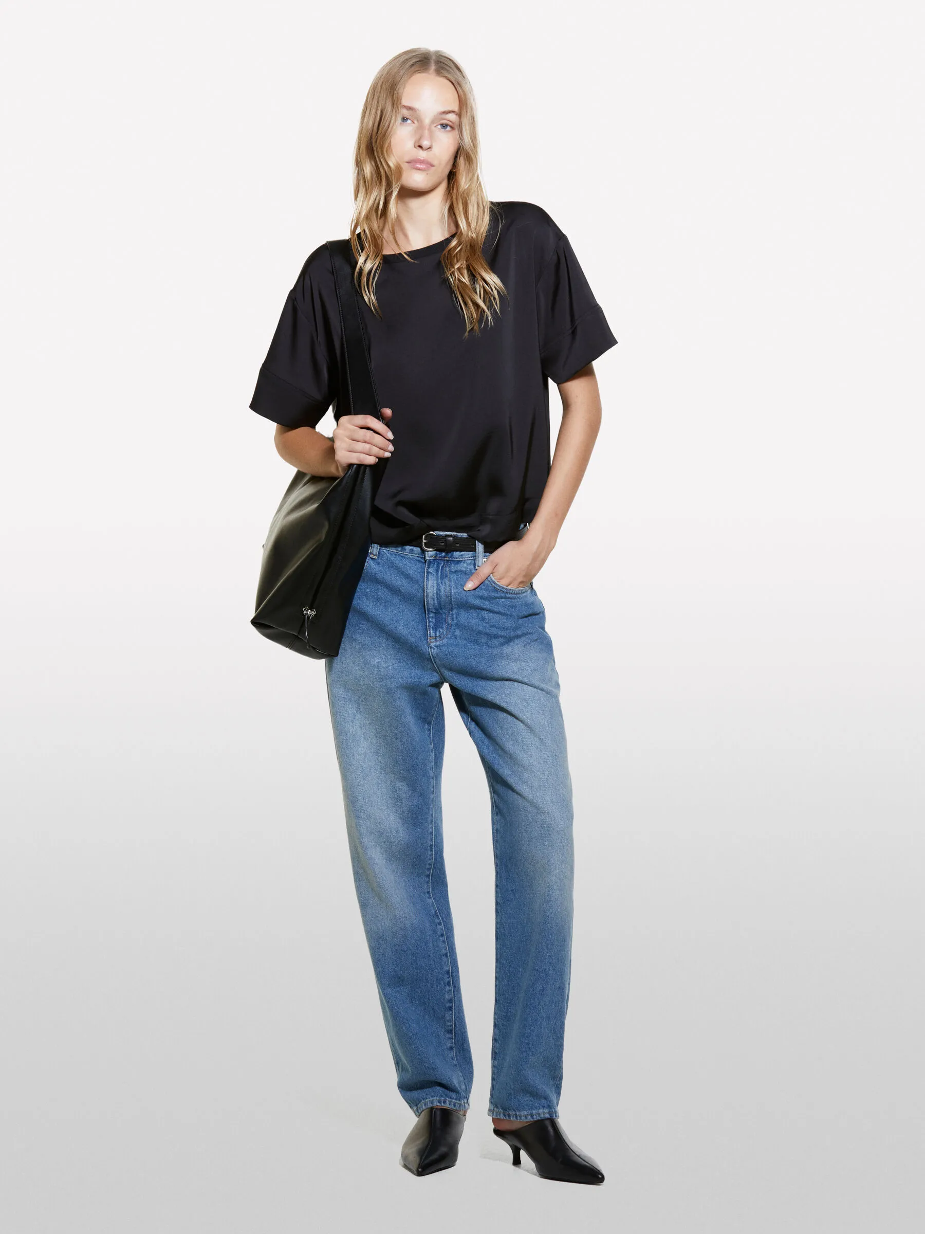 Blusa nera a maniche corte