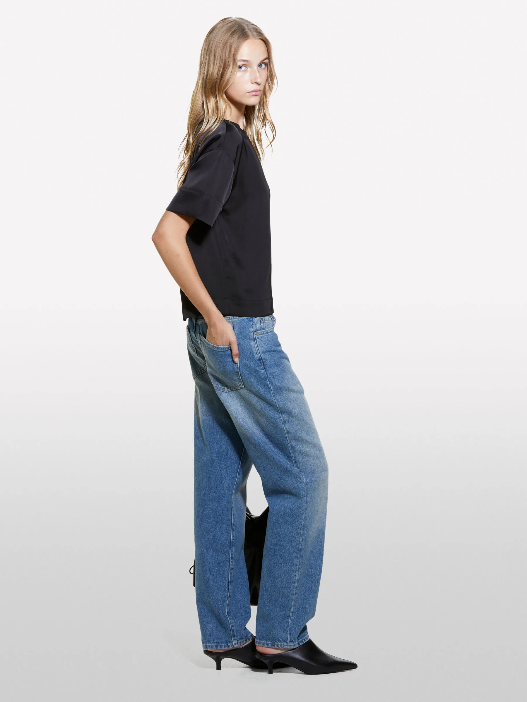 Blusa nera a maniche corte