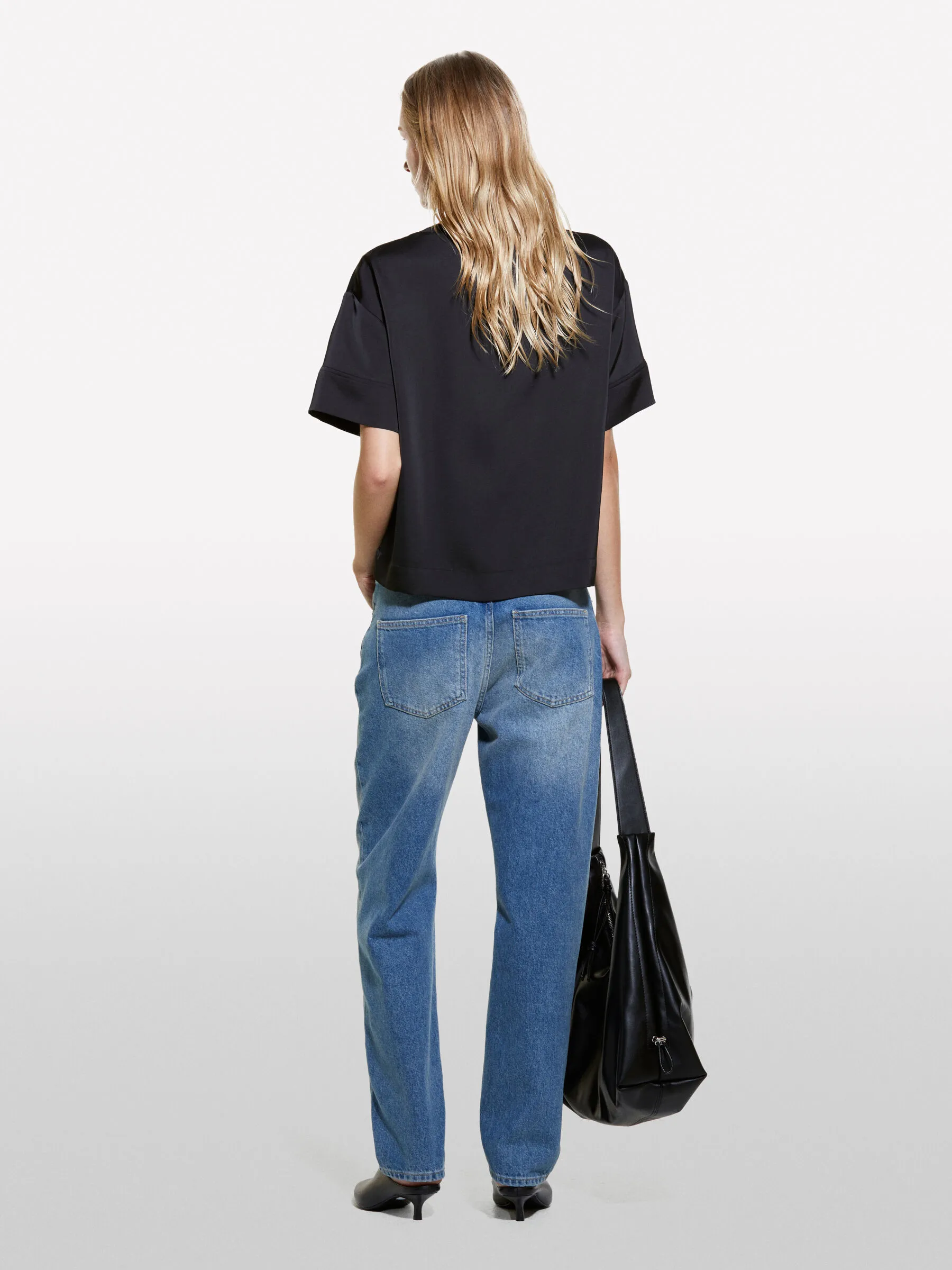 Blusa nera a maniche corte