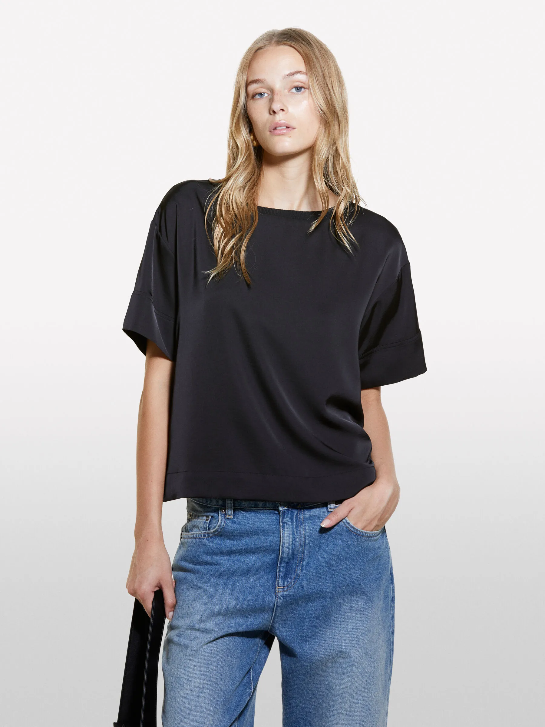 Blusa nera a maniche corte