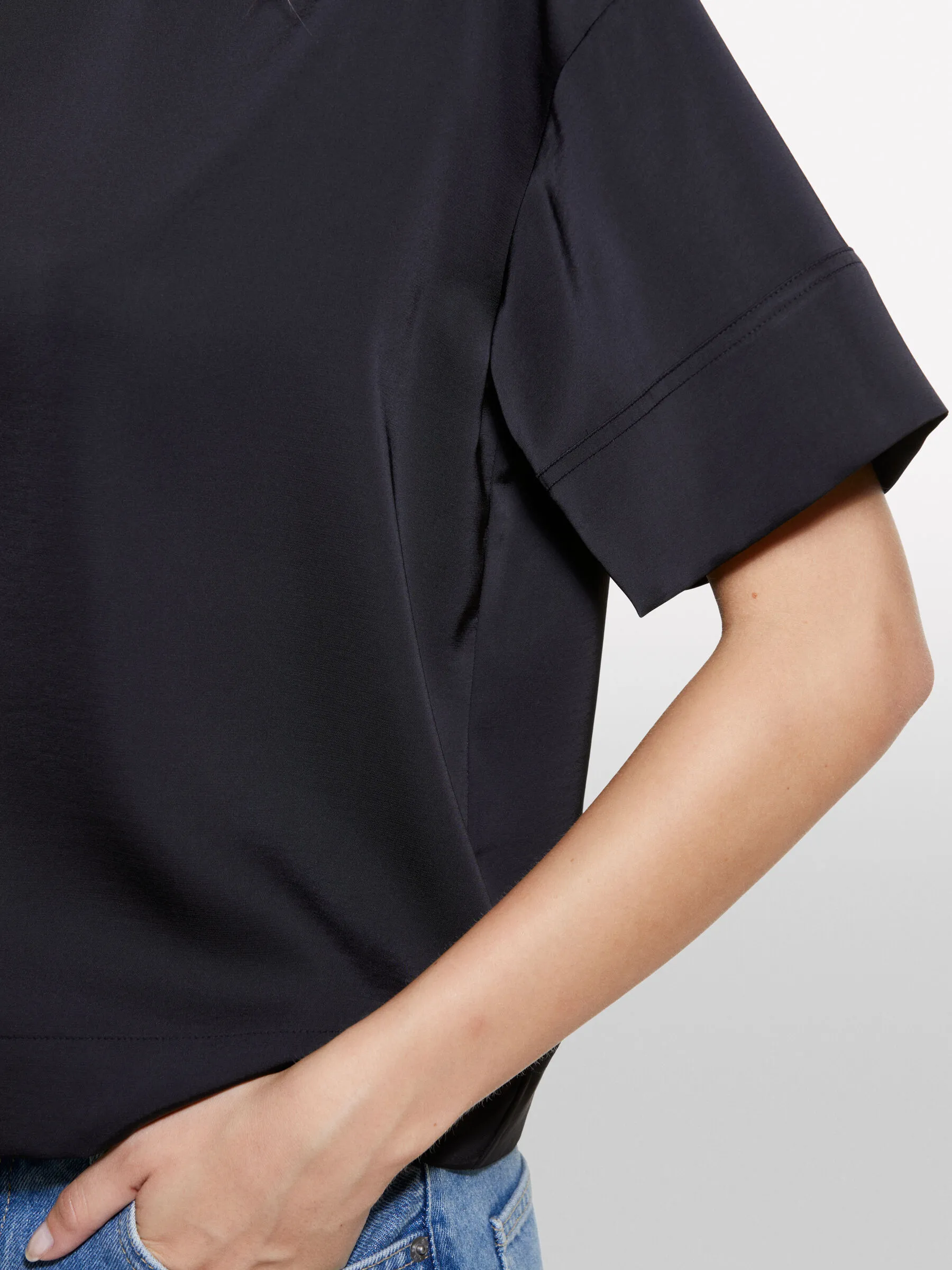 Blusa nera a maniche corte