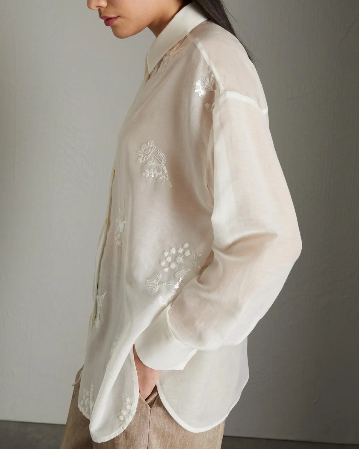 Camicia color panna in mussola leggera di cotone e seta con ricami floreali tono su tono