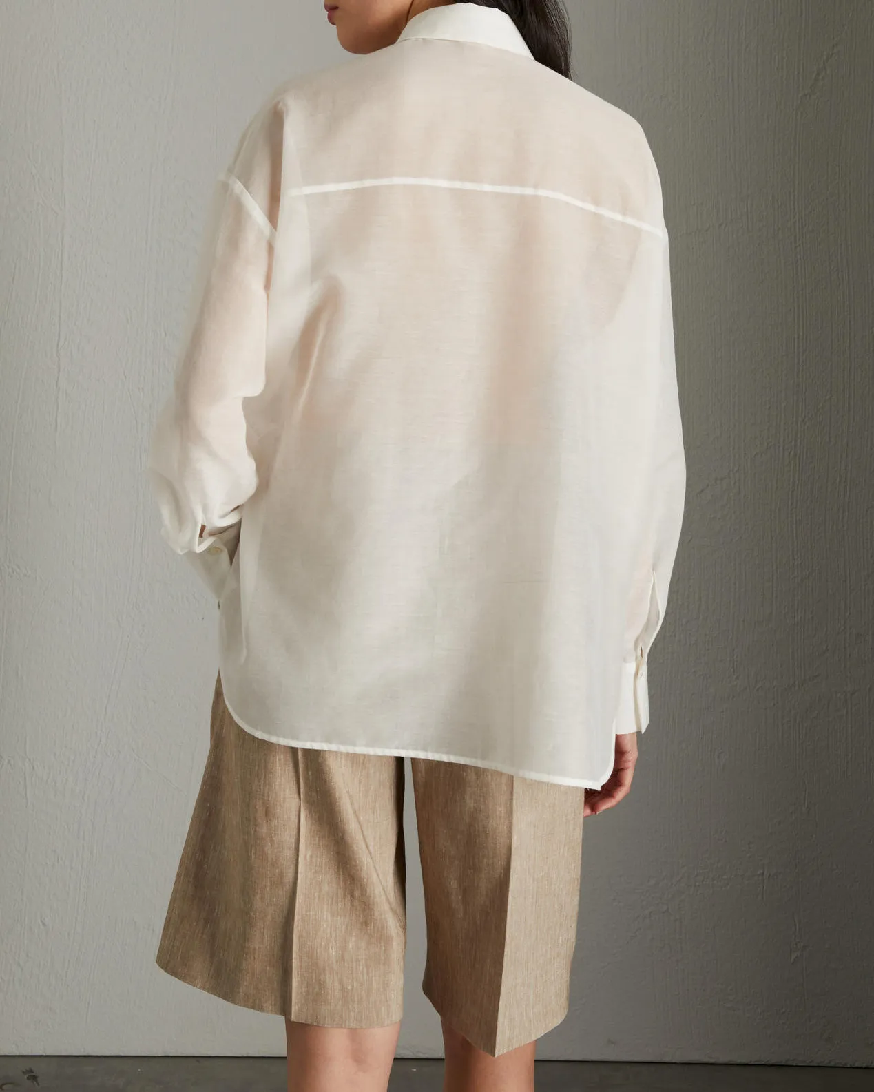 Camicia color panna in mussola leggera di cotone e seta con ricami floreali tono su tono