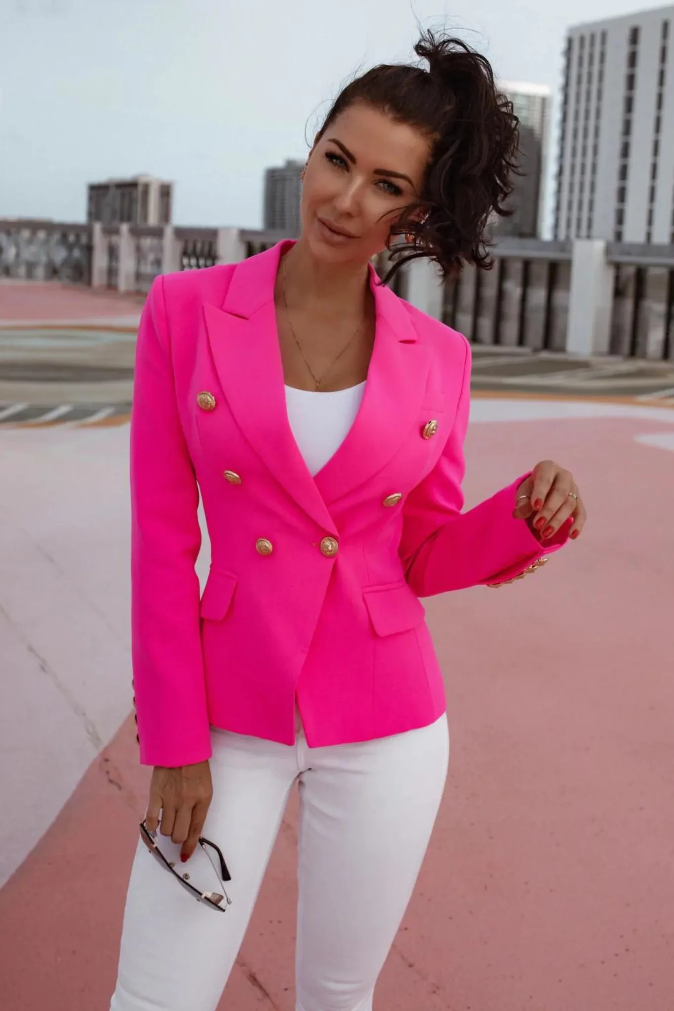Giacca doppiopetto fucsia internamente foderata  accessoriata con bottoni decorativi dorati