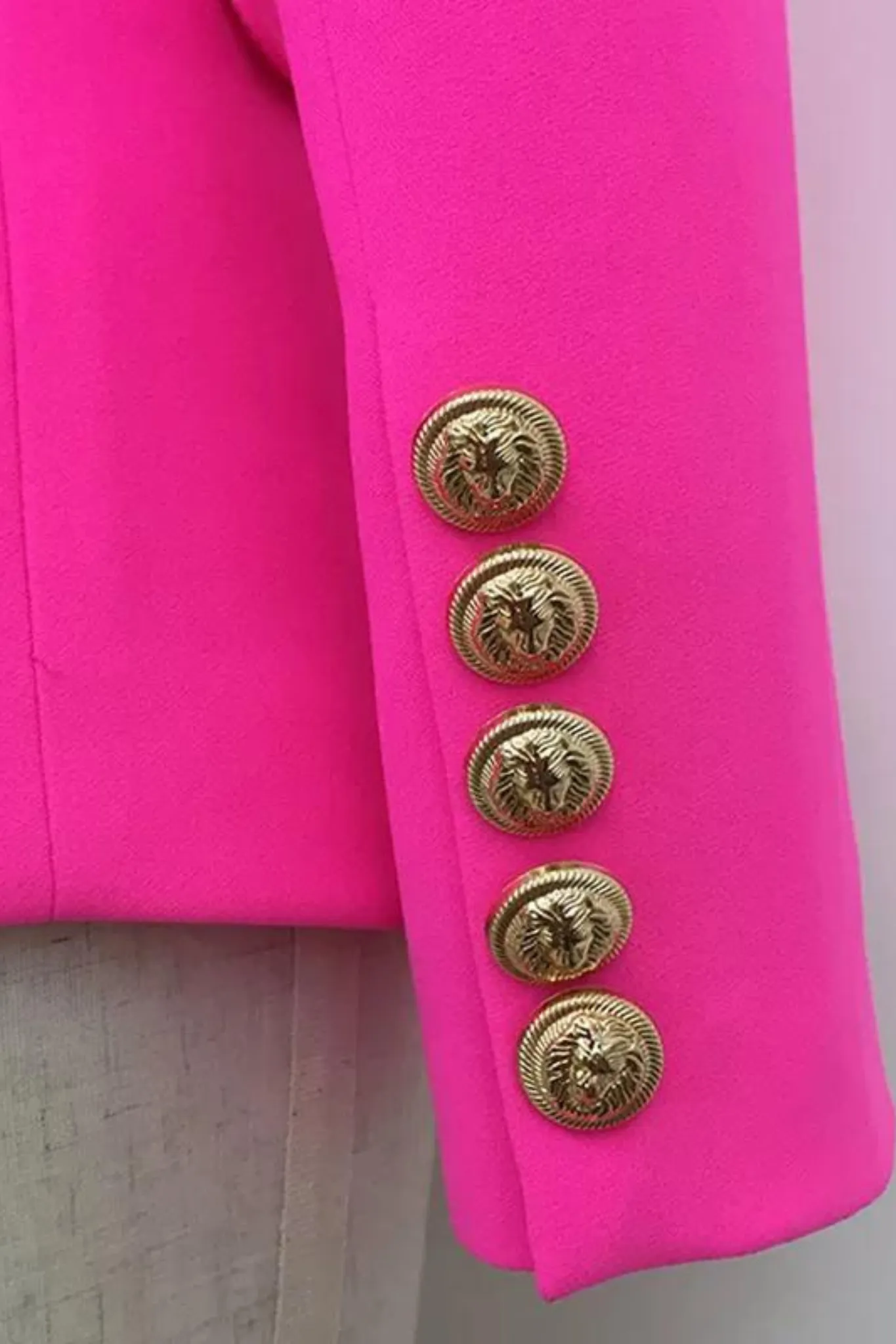 Giacca doppiopetto fucsia internamente foderata  accessoriata con bottoni decorativi dorati