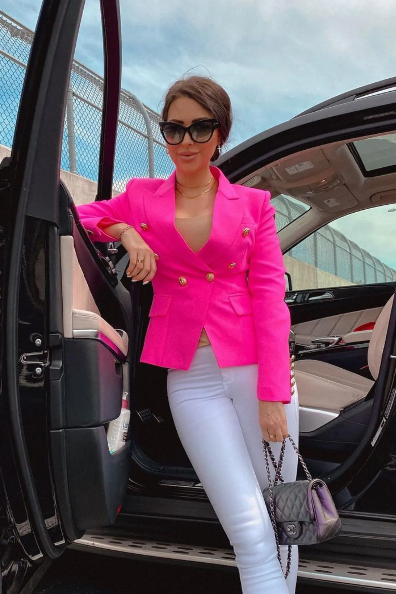 Giacca doppiopetto fucsia internamente foderata  accessoriata con bottoni decorativi dorati
