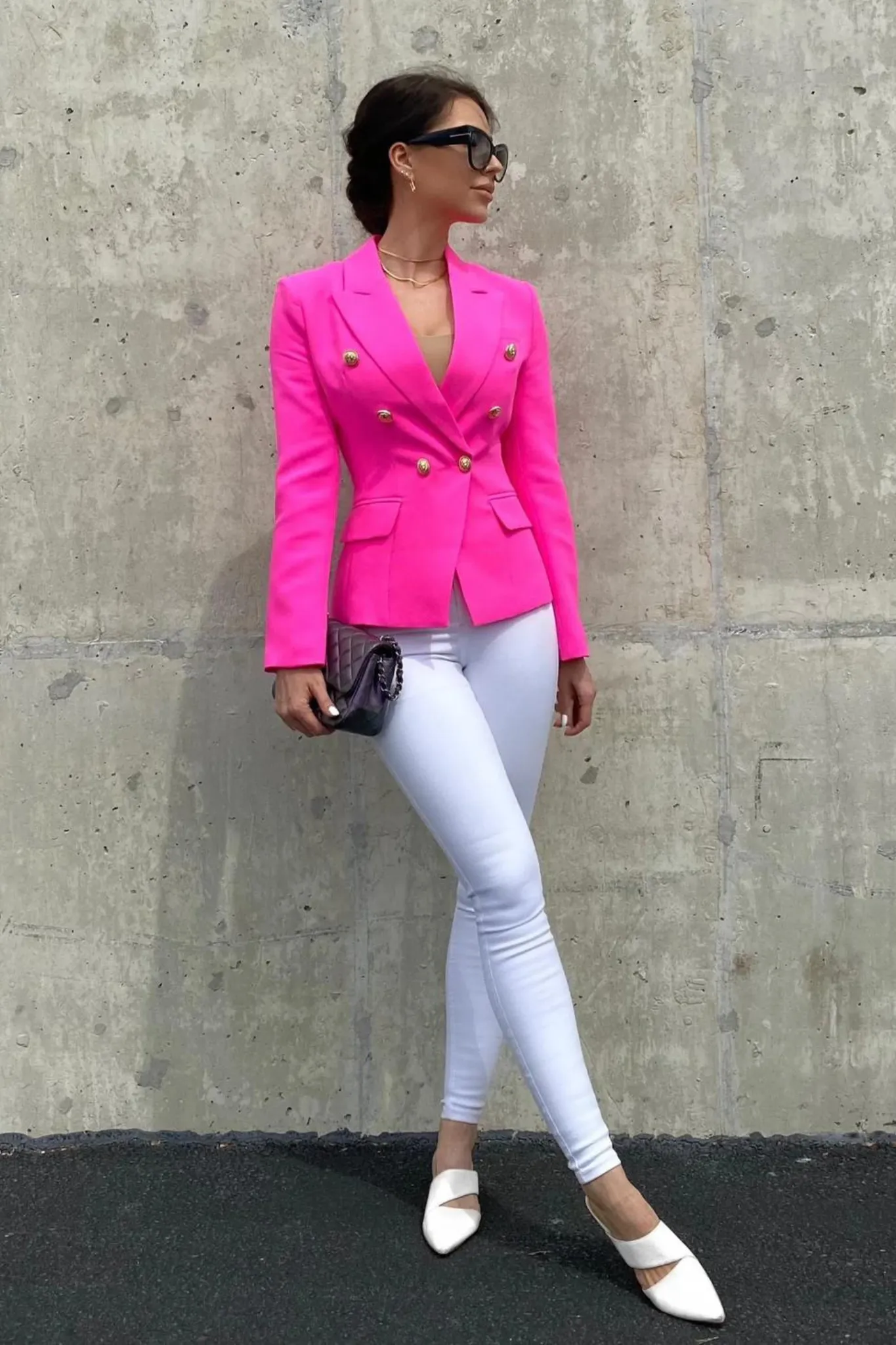 Giacca doppiopetto fucsia internamente foderata  accessoriata con bottoni decorativi dorati
