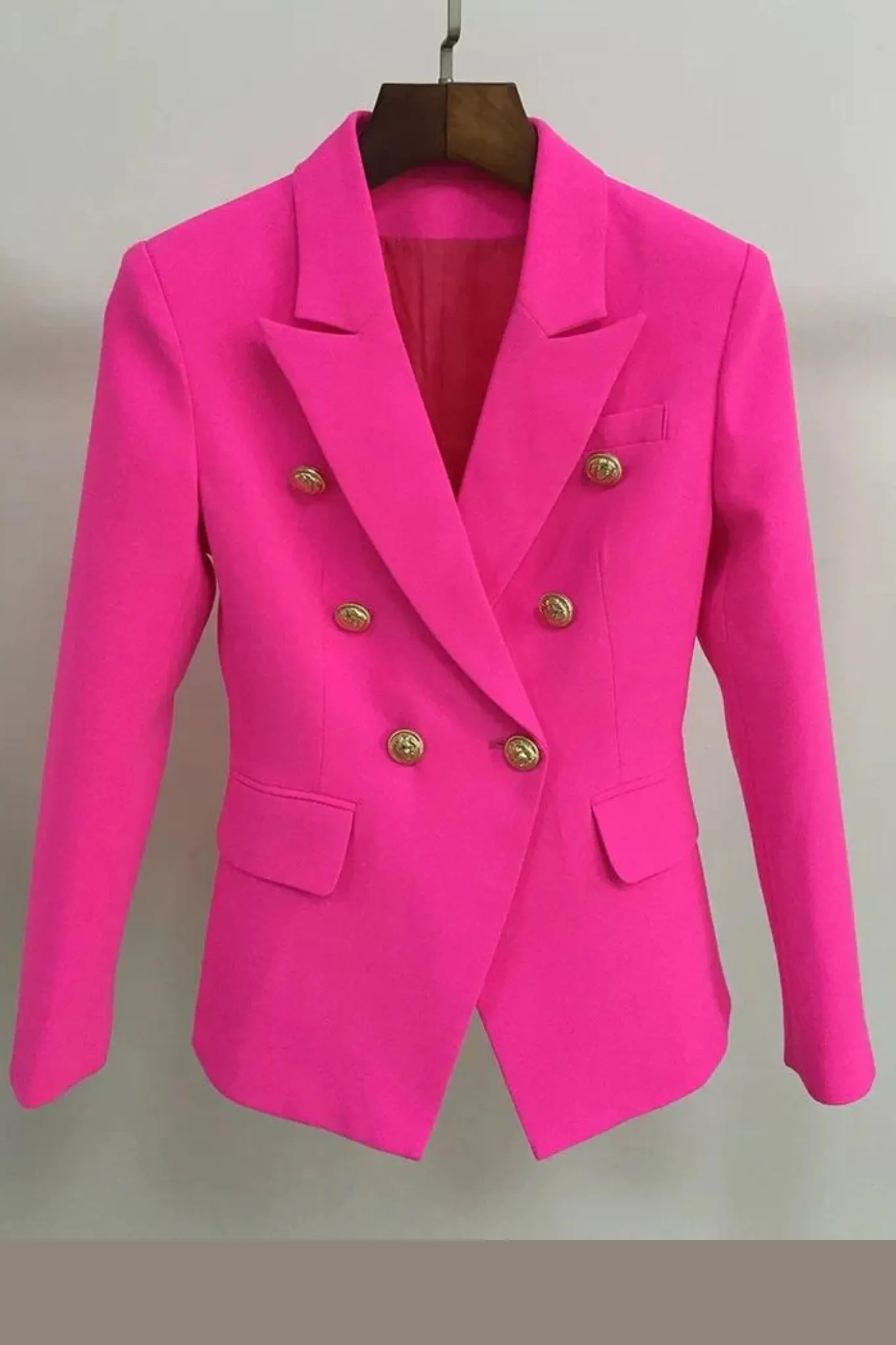 Giacca doppiopetto fucsia internamente foderata  accessoriata con bottoni decorativi dorati