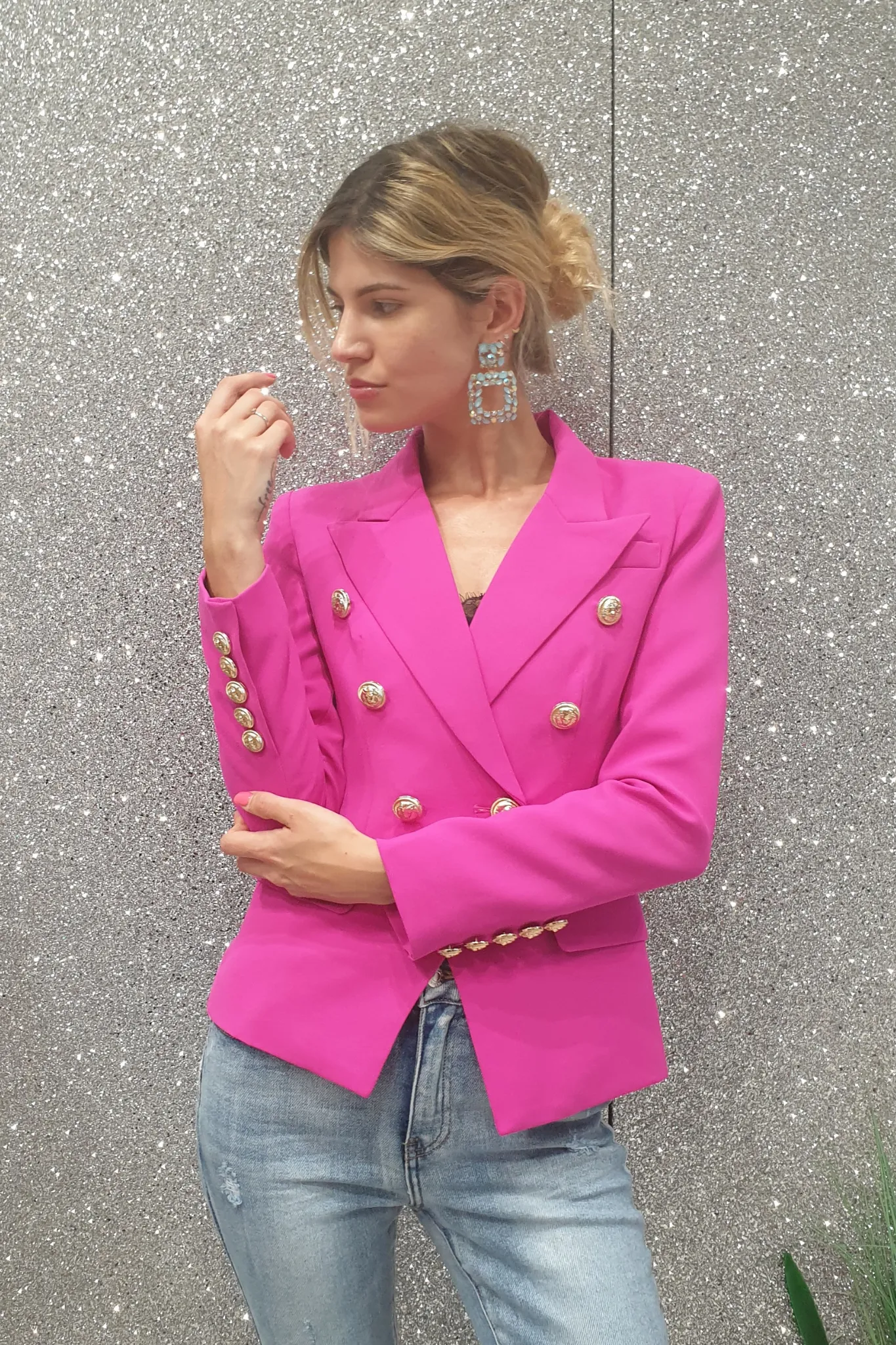 Giacca doppiopetto magenta internamente foderata  accessoriata con bottoni decorativi dorati