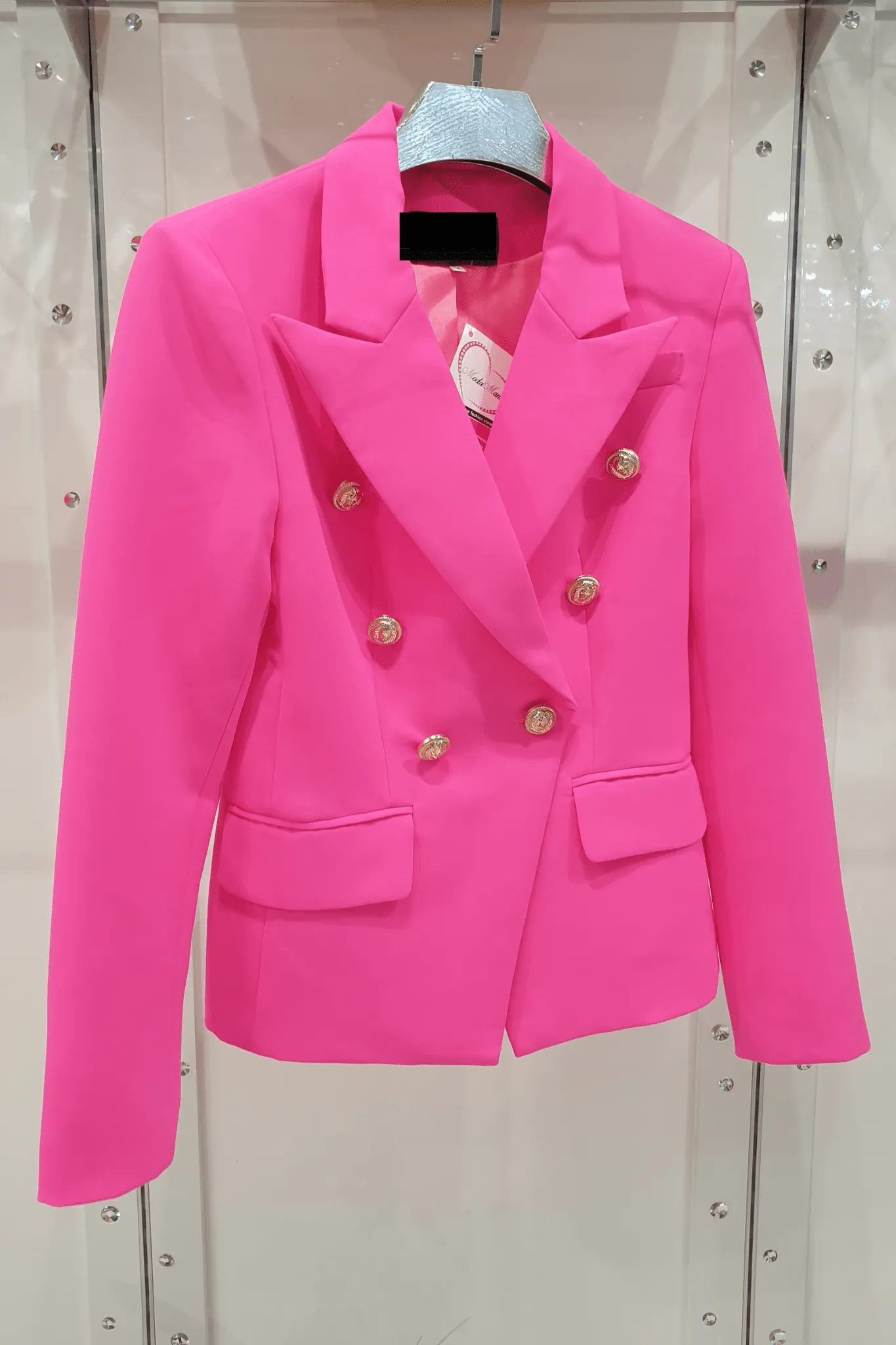 Giacca doppiopetto magenta internamente foderata  accessoriata con bottoni decorativi dorati