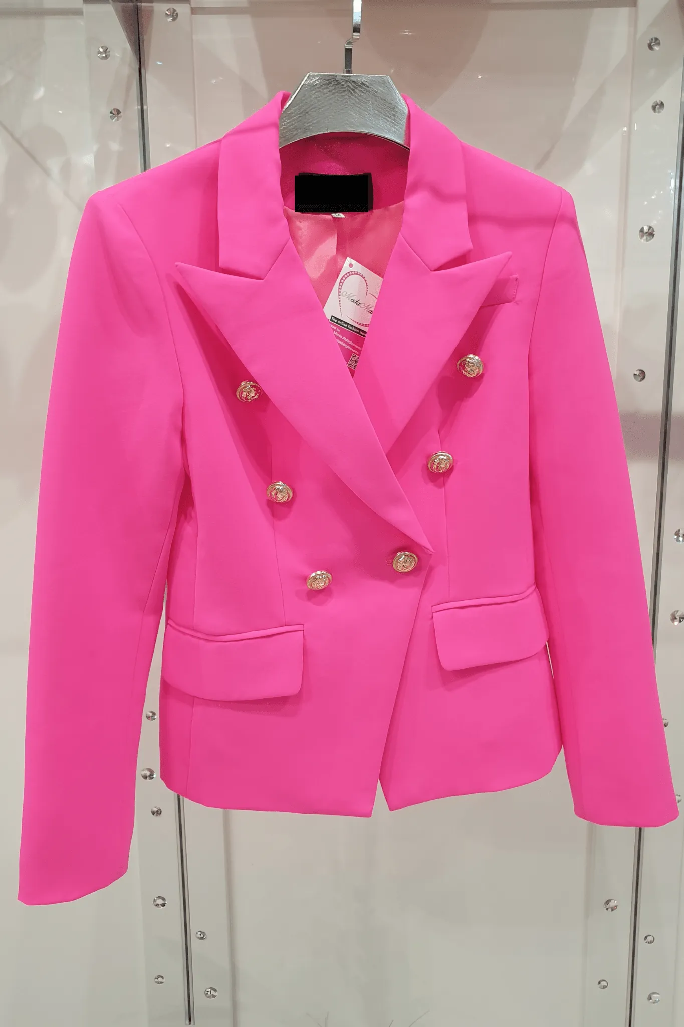 Giacca doppiopetto magenta internamente foderata  accessoriata con bottoni decorativi dorati