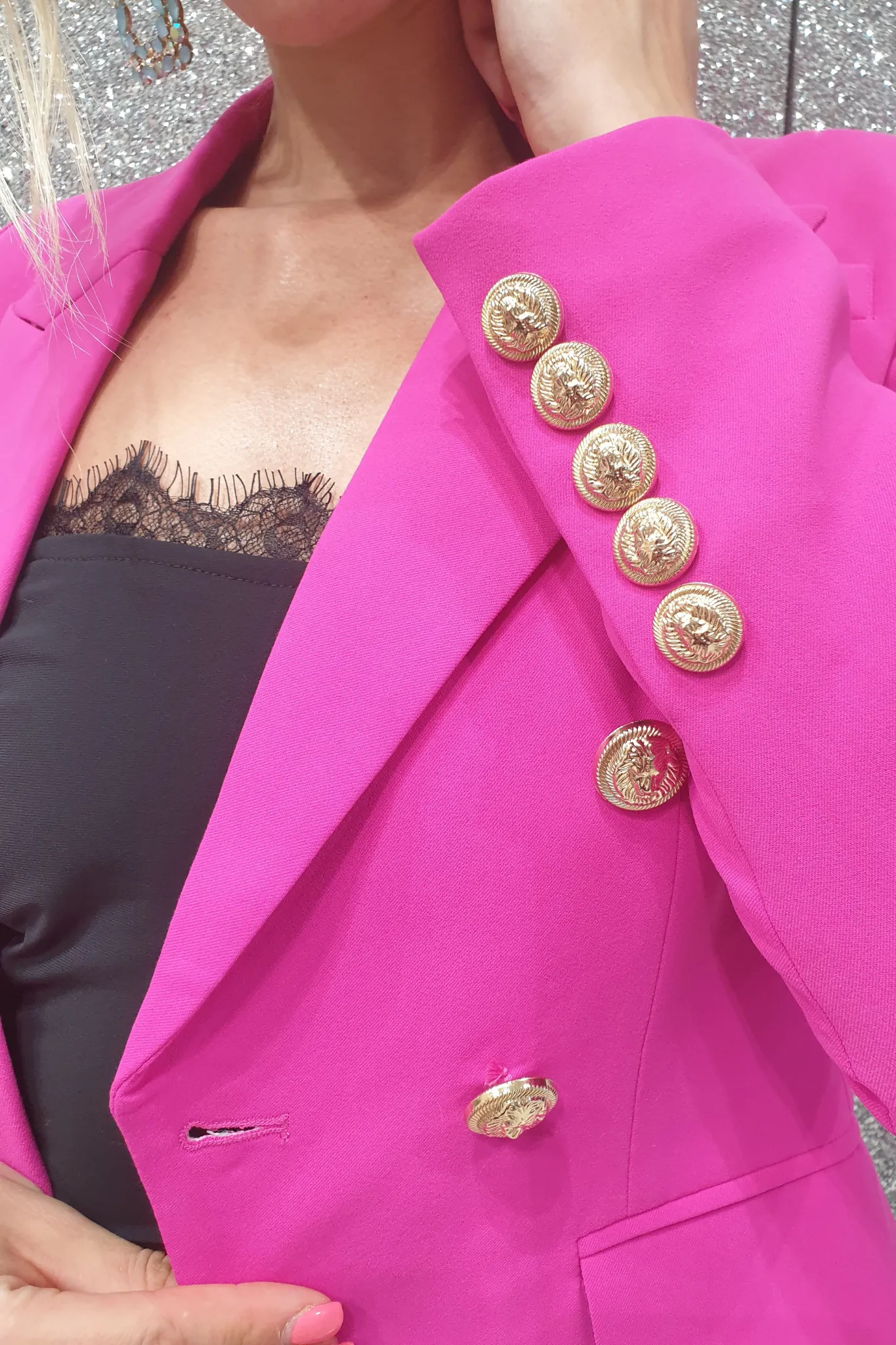 Giacca doppiopetto magenta internamente foderata  accessoriata con bottoni decorativi dorati