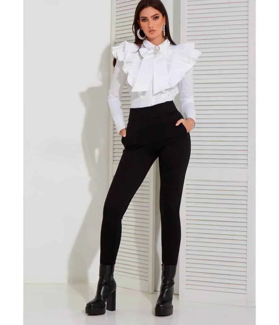 Pantaloni aderenti leggermente elasticizzati( con bottoni come nella seconda foto)