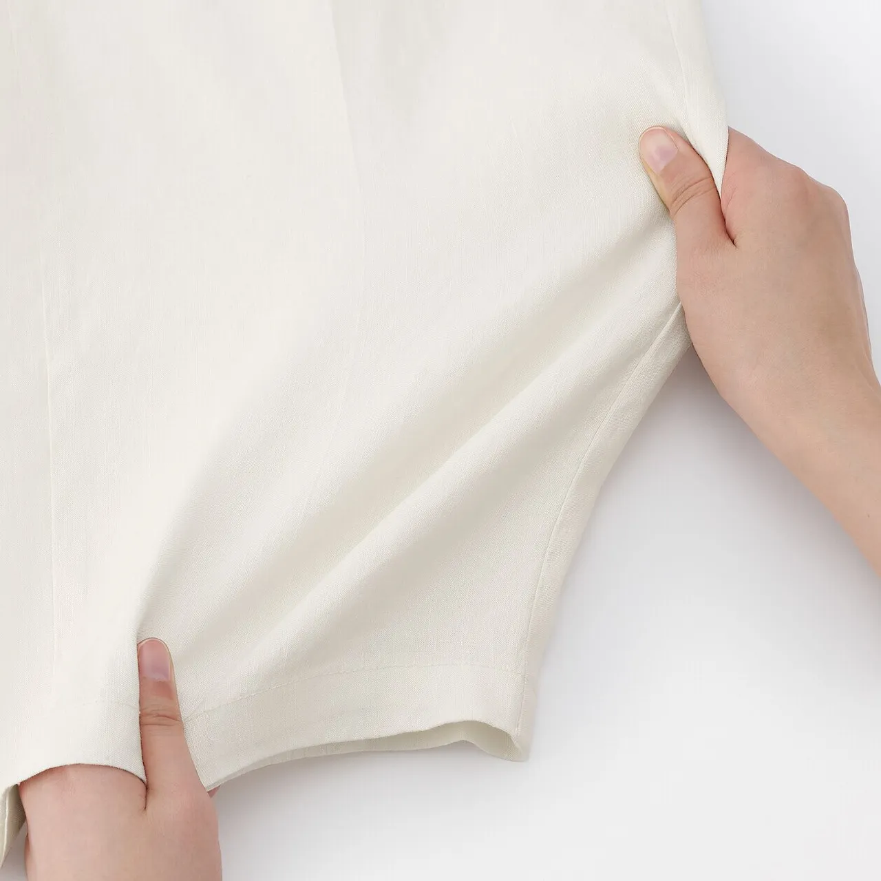 Pantaloni donna elasticizzati in misto canapa con pinces frontali