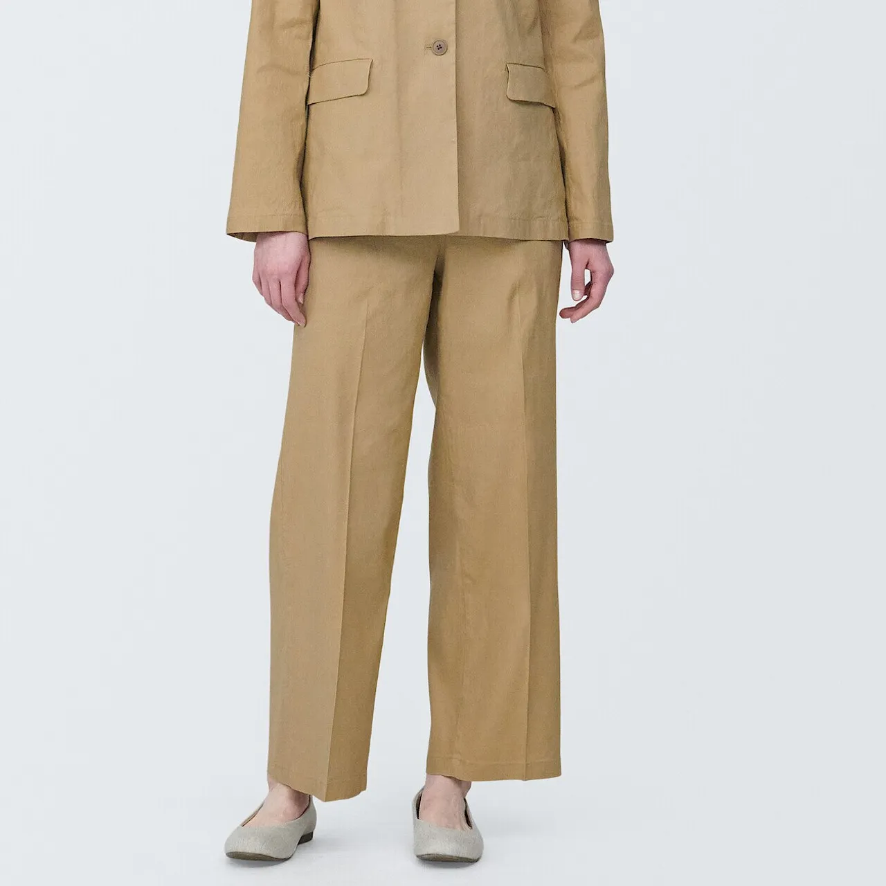 Pantaloni donna elasticizzati in misto canapa con pinces frontali