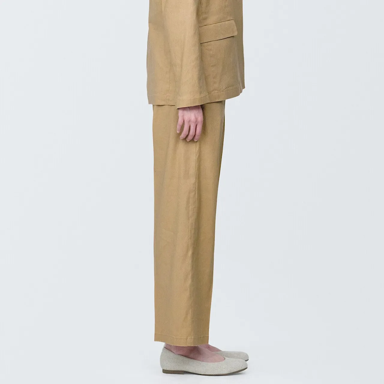 Pantaloni donna elasticizzati in misto canapa con pinces frontali