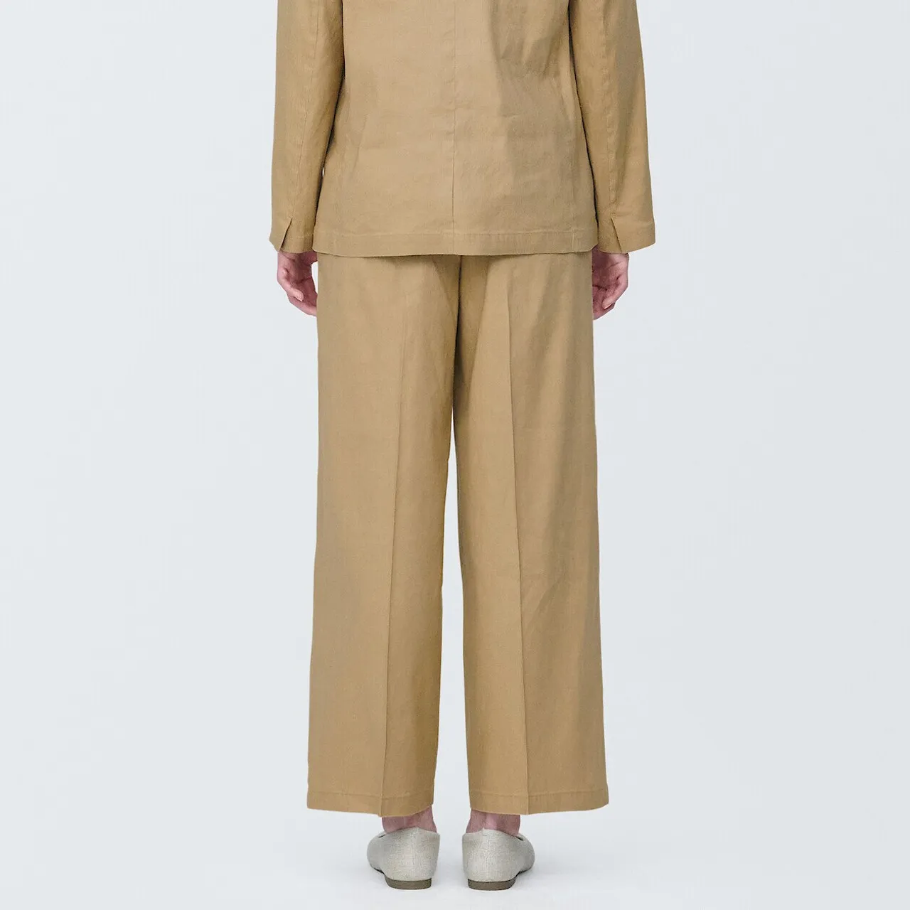 Pantaloni donna elasticizzati in misto canapa con pinces frontali