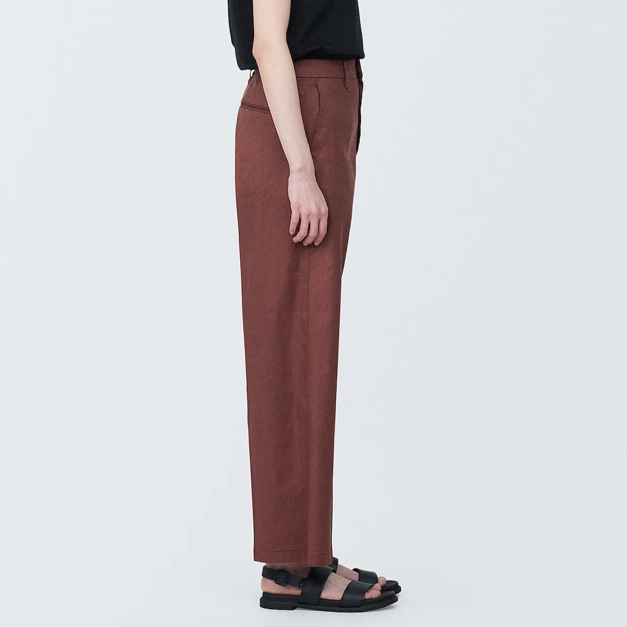 Pantaloni donna elasticizzati in misto canapa con pinces frontali