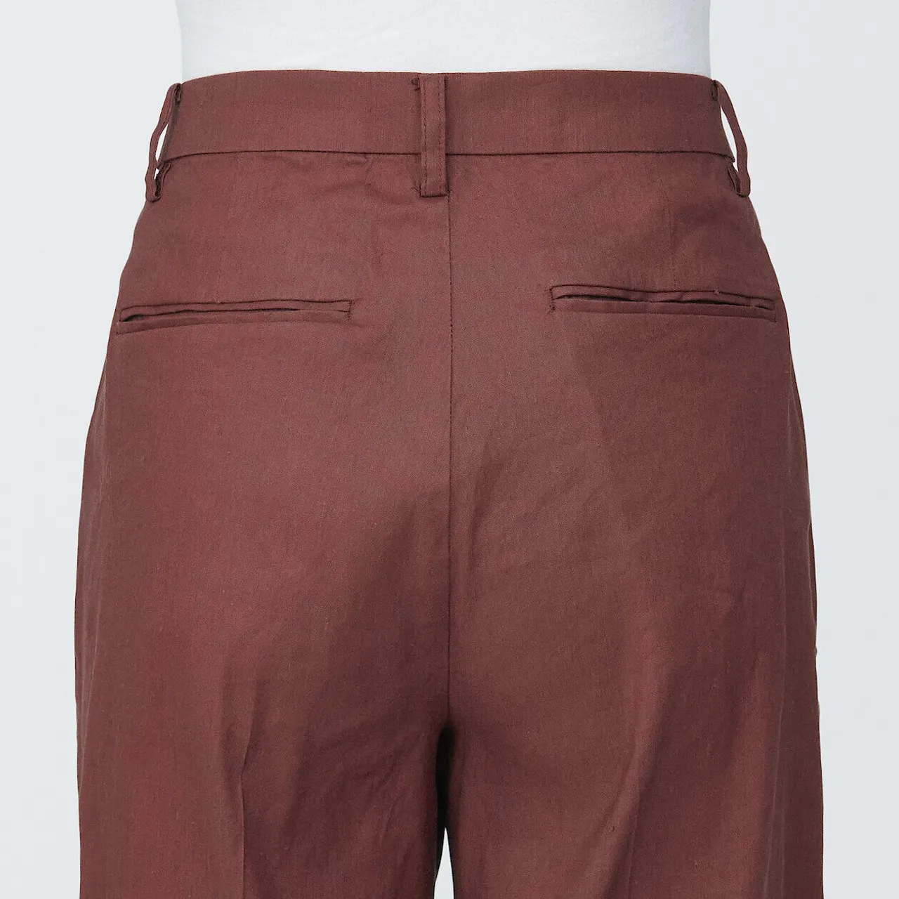 Pantaloni donna elasticizzati in misto canapa con pinces frontali