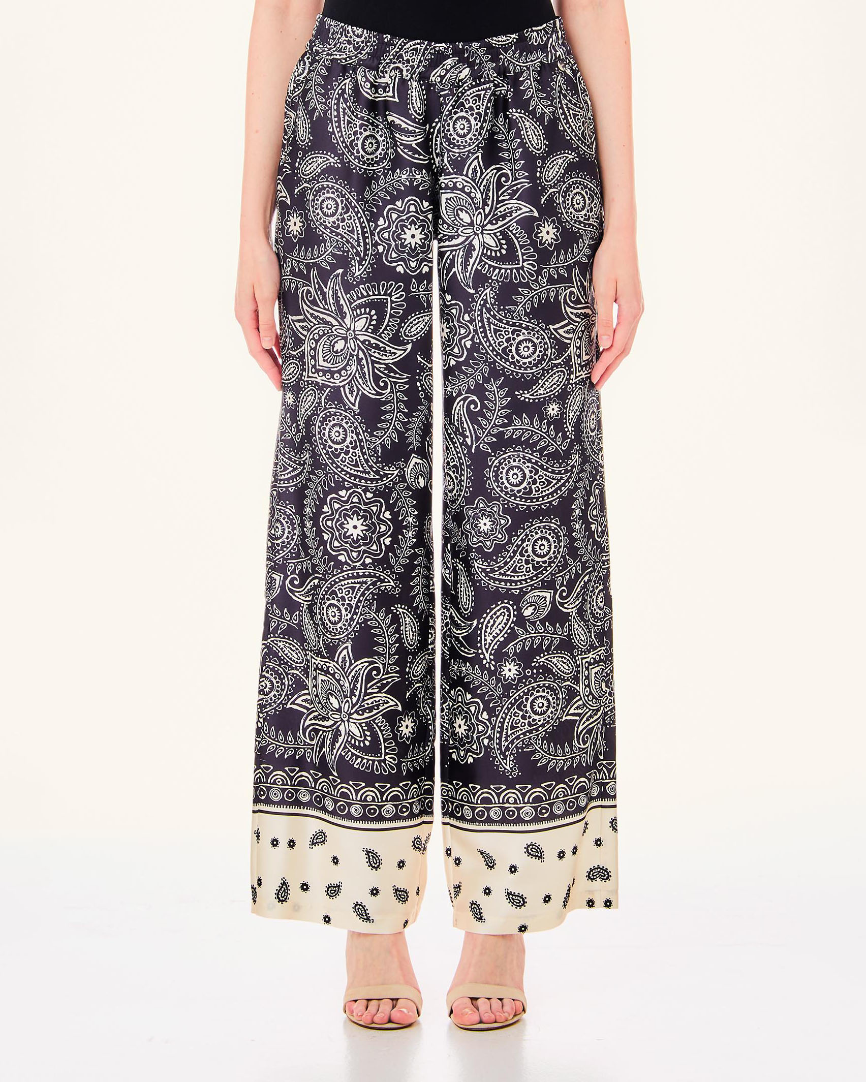 Pantaloni palazzo in raso di misto viscosa stretch a fantasia paisley nera e avorio