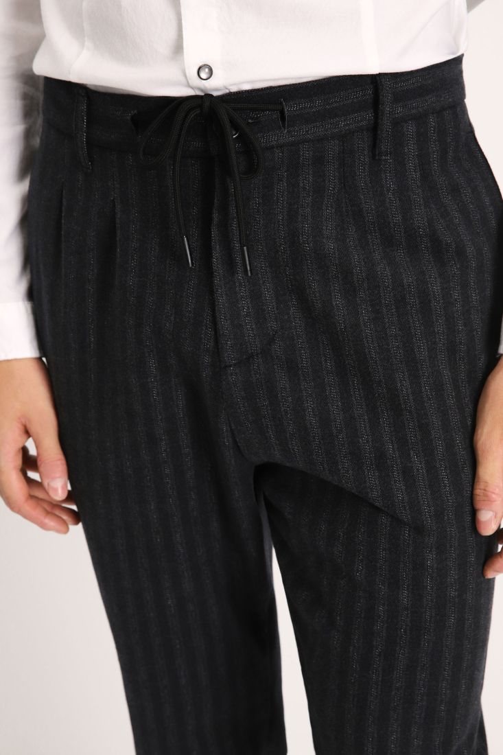 Pantaloni slim-fit a righe con pinces