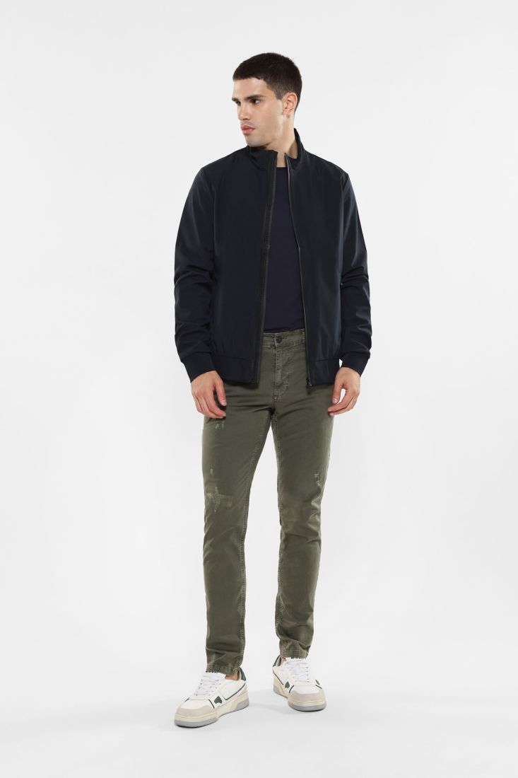 Pantaloni slim-fit con tasche verticali e abrasioni