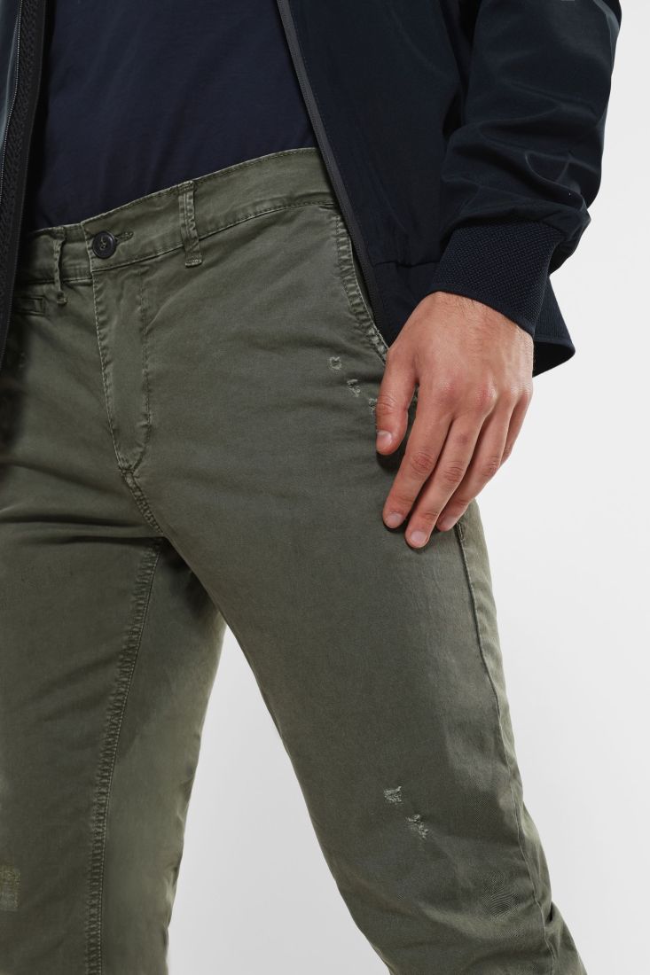 Pantaloni slim-fit con tasche verticali e abrasioni