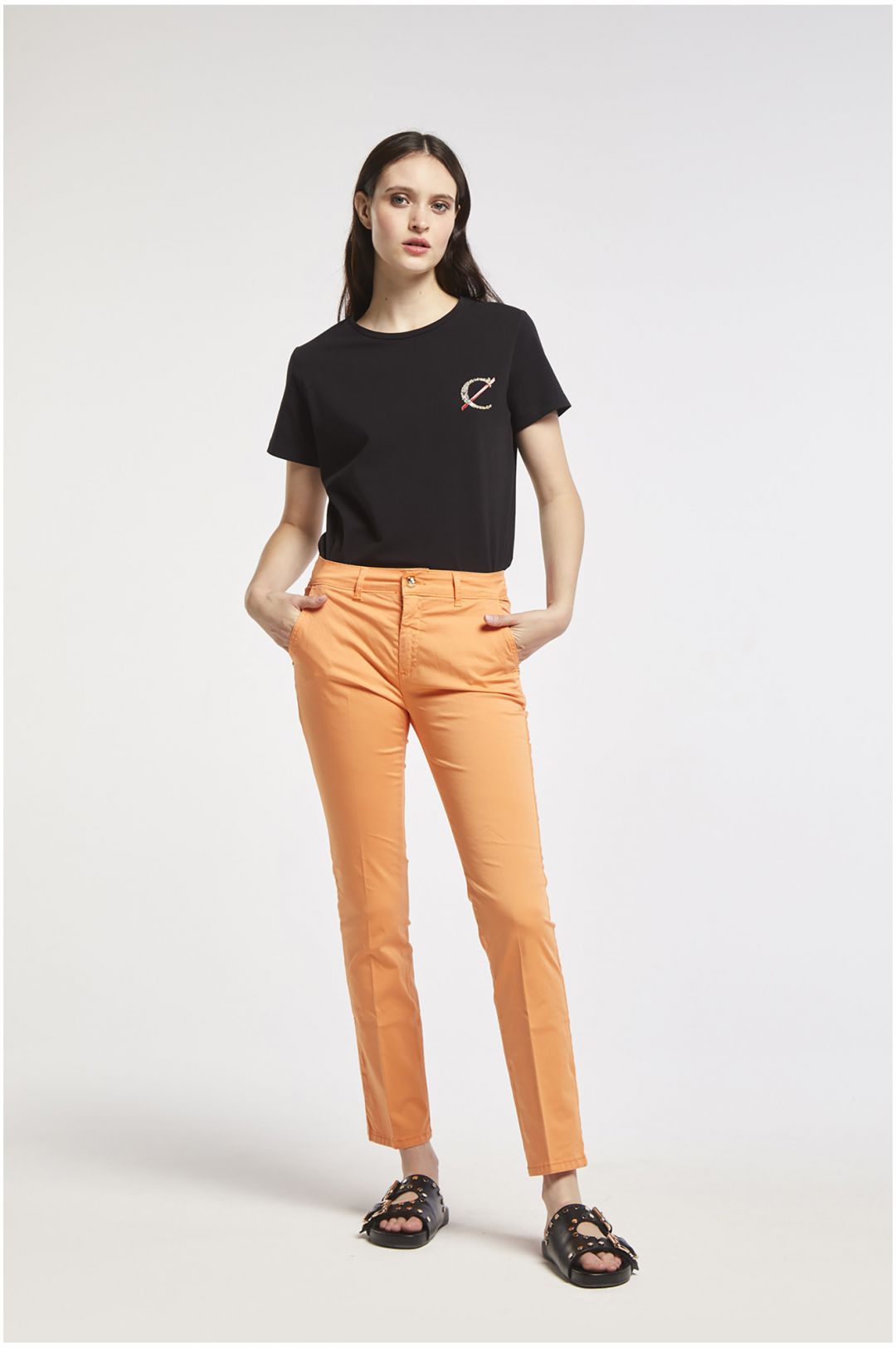 pantaloni slim tinto capo realizzati in tessuto di cotone elasticizzato mango
