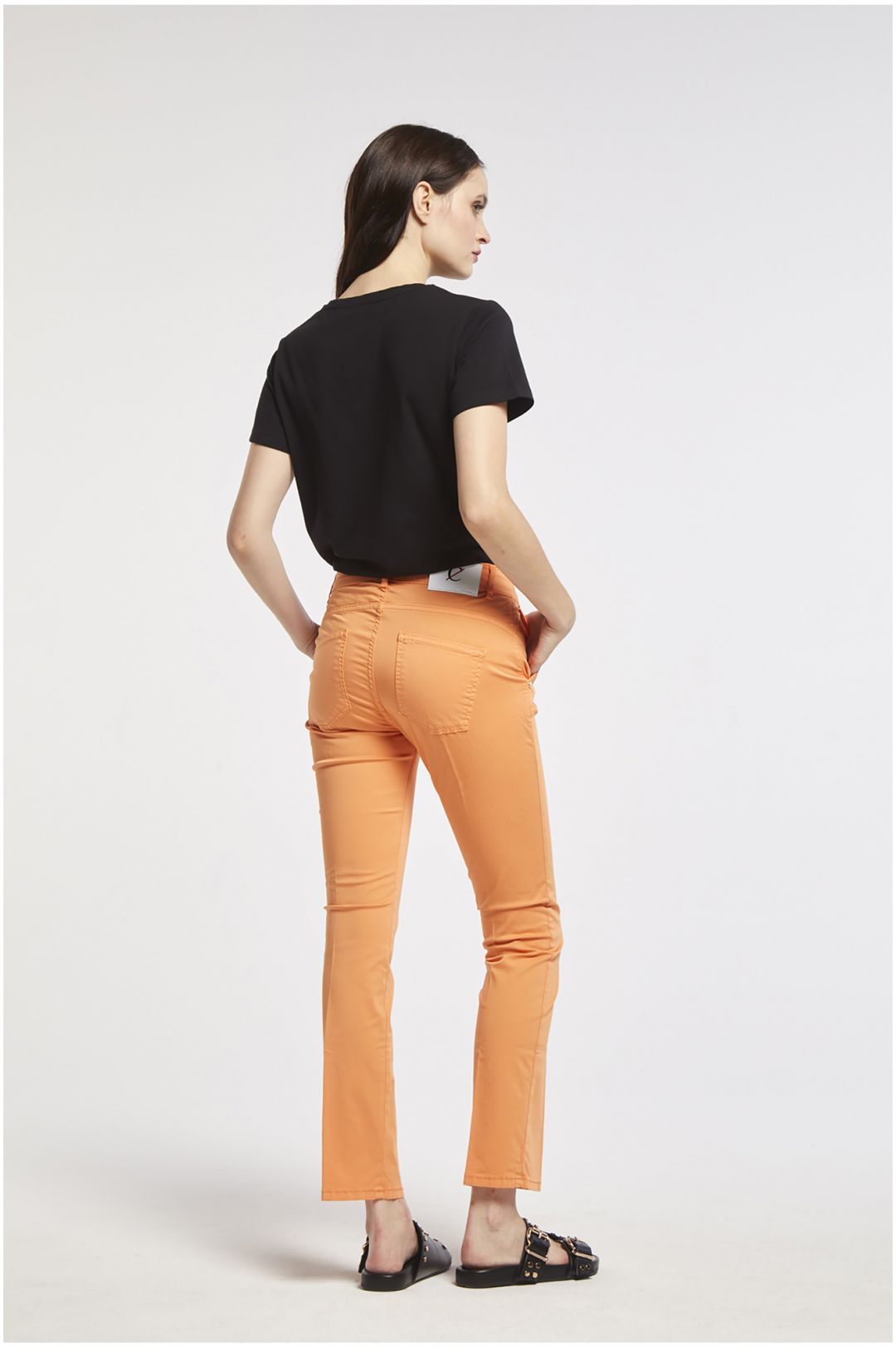 pantaloni slim tinto capo realizzati in tessuto di cotone elasticizzato mango