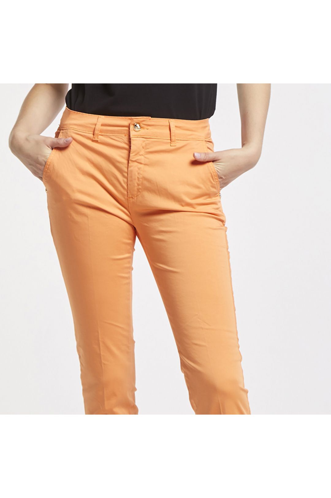 pantaloni slim tinto capo realizzati in tessuto di cotone elasticizzato mango
