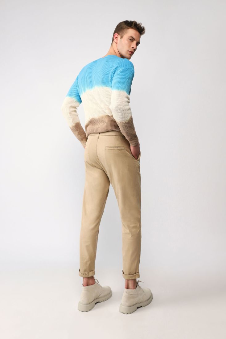 Pantaloni straight monocolour con orli risvoltati