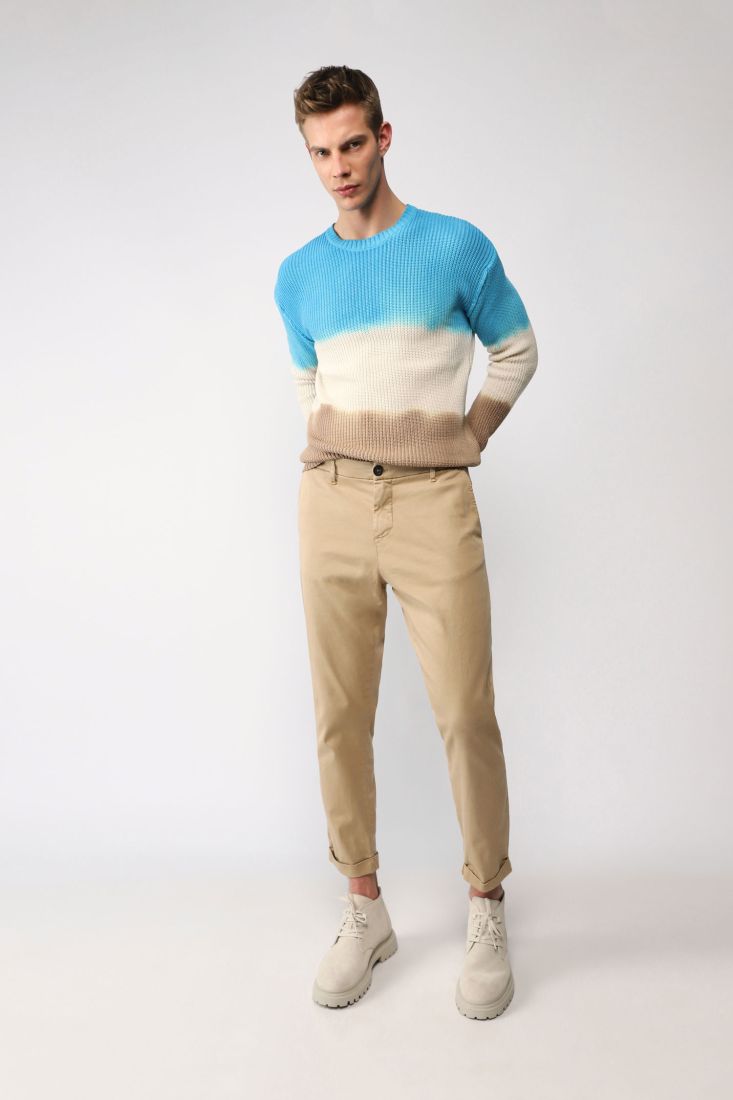Pantaloni straight monocolour con orli risvoltati