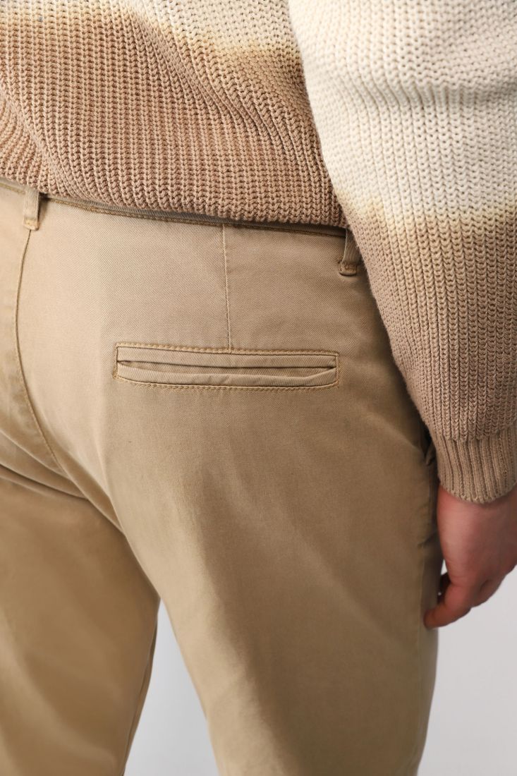 Pantaloni straight monocolour con orli risvoltati