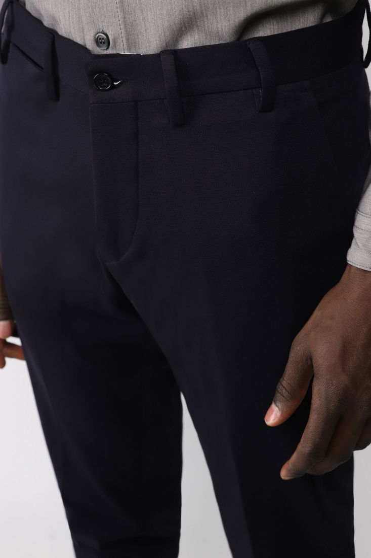 Pantaloni straight monocolour con piega stirata
