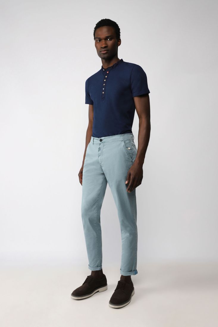 Pantaloni straight monocolour con tasche verticali