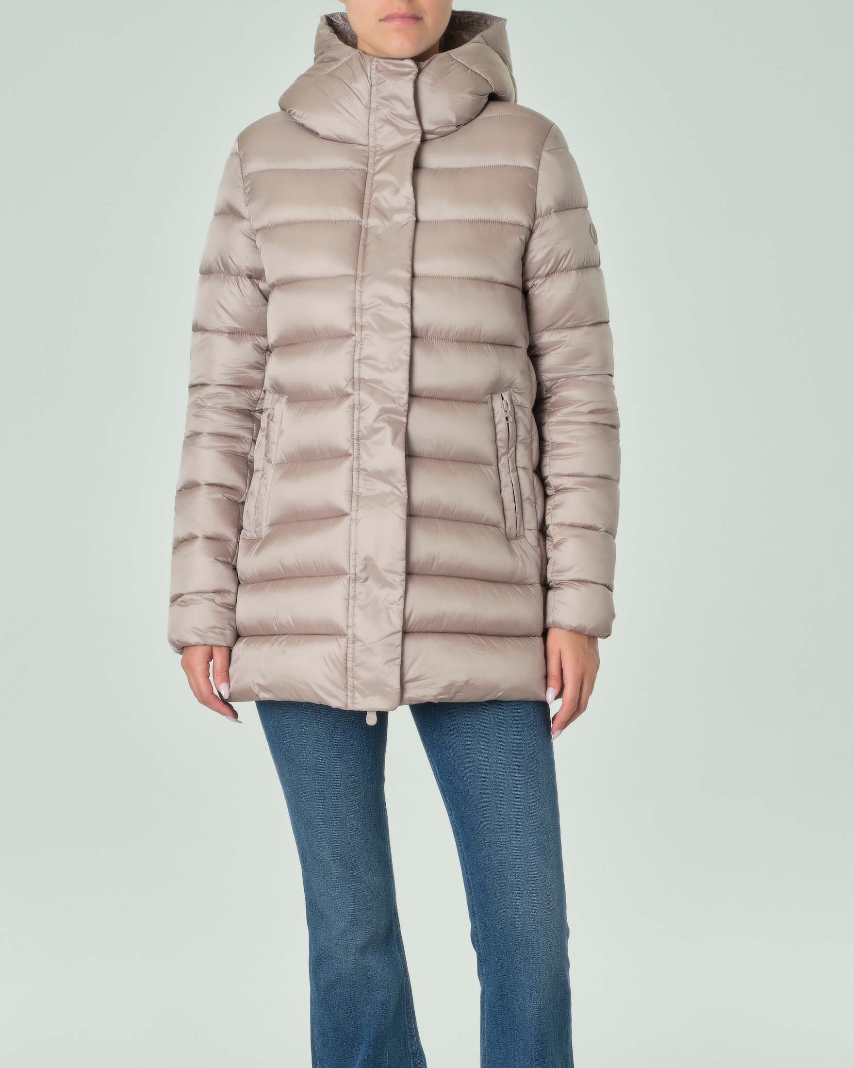 Piumino color noce dalla linea svasata con collo alto e cappuccio