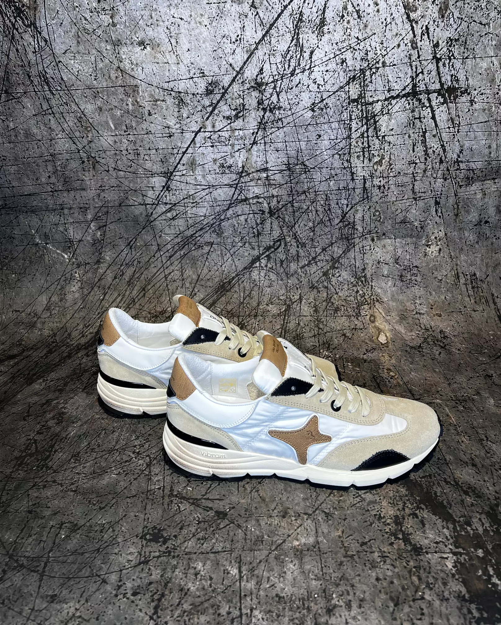 Sneakers Urban in tessuto bianco  con inserti in suede sabbia  e logo miele | AMA BRAND