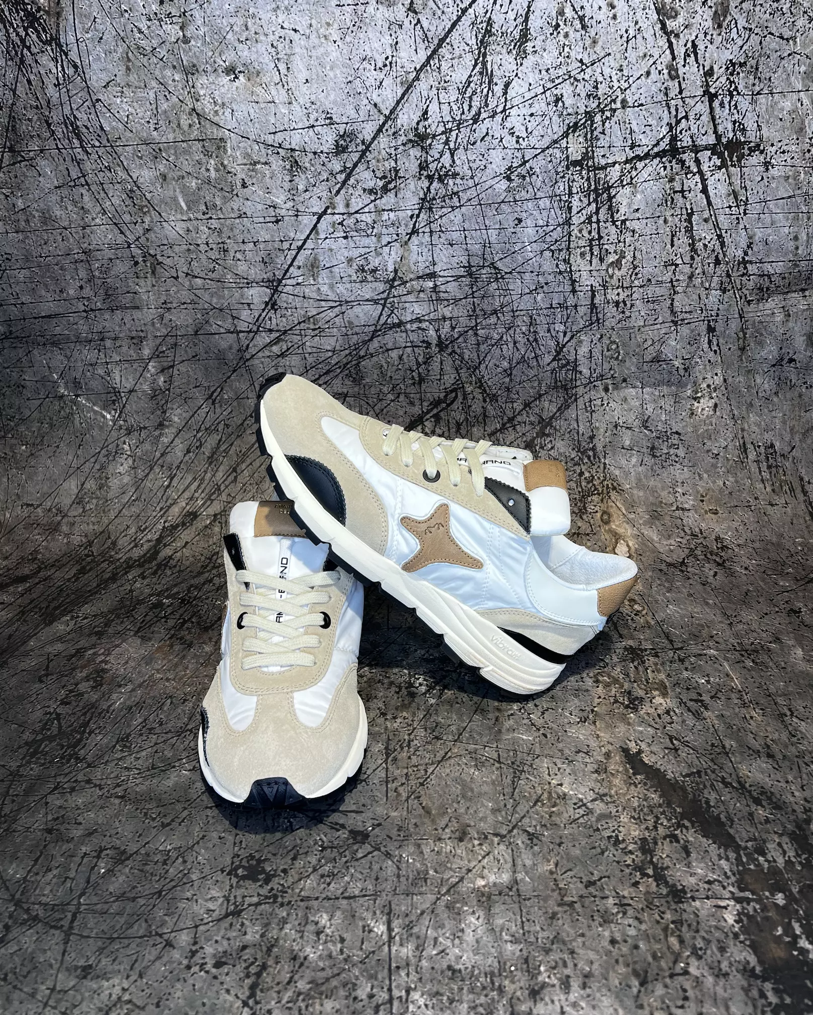 Sneakers Urban in tessuto bianco  con inserti in suede sabbia  e logo miele | AMA BRAND