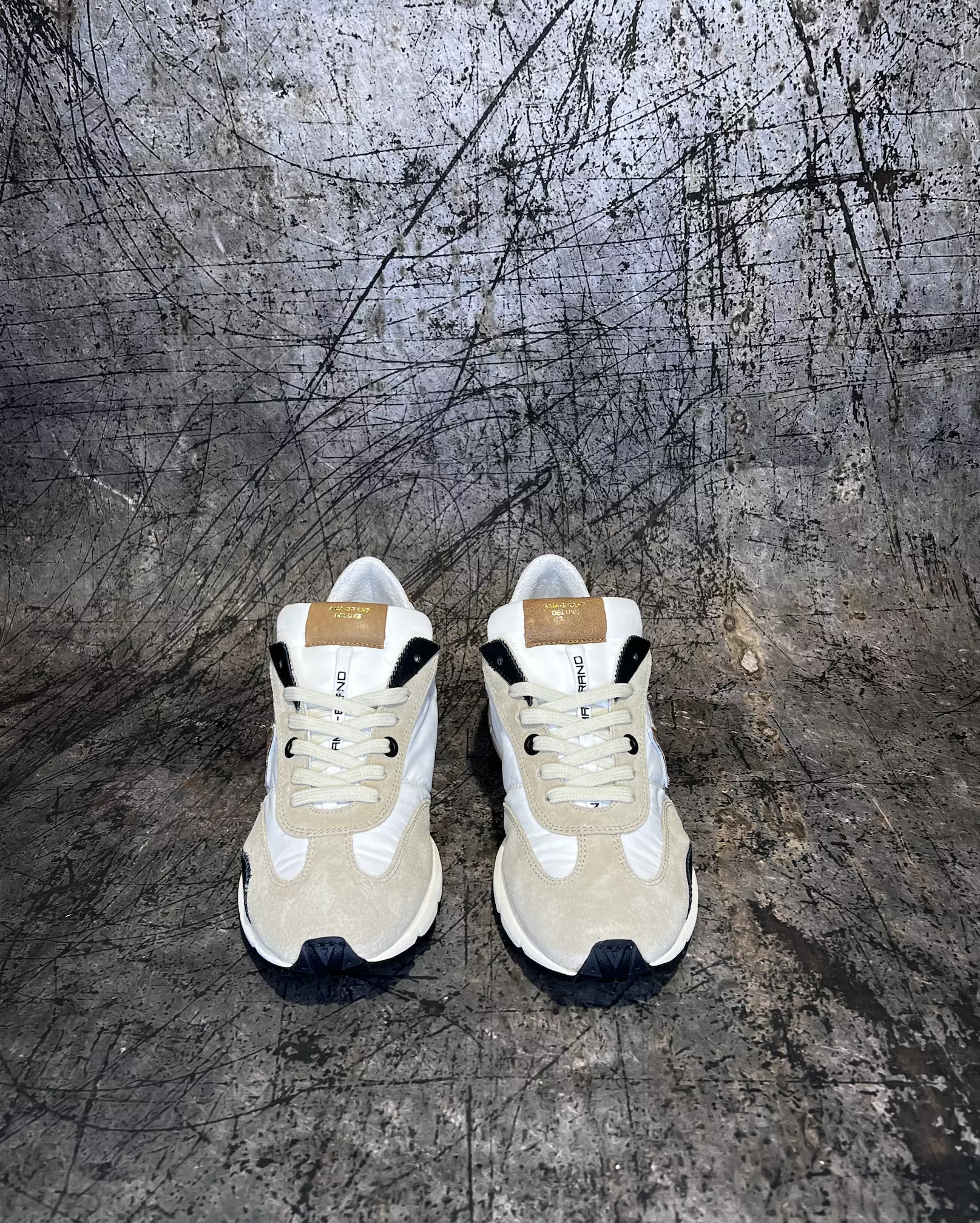 Sneakers Urban in tessuto bianco  con inserti in suede sabbia  e logo miele | AMA BRAND