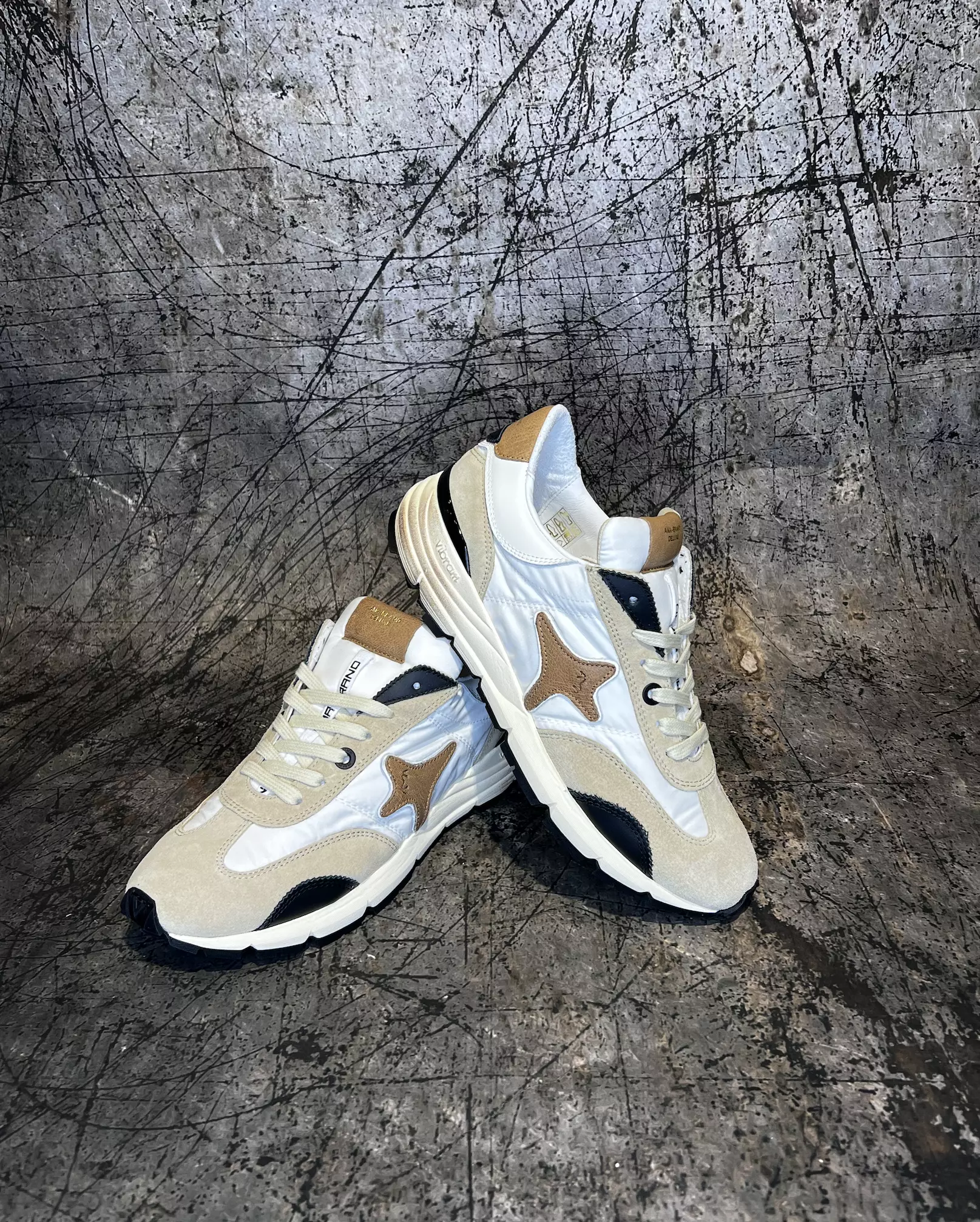 Sneakers Urban in tessuto bianco  con inserti in suede sabbia  e logo miele | AMA BRAND