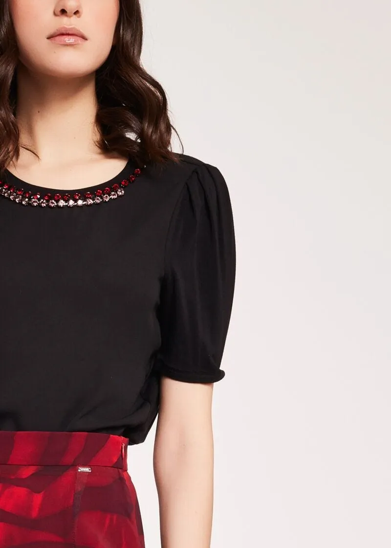 T-shirt con collo gioiello