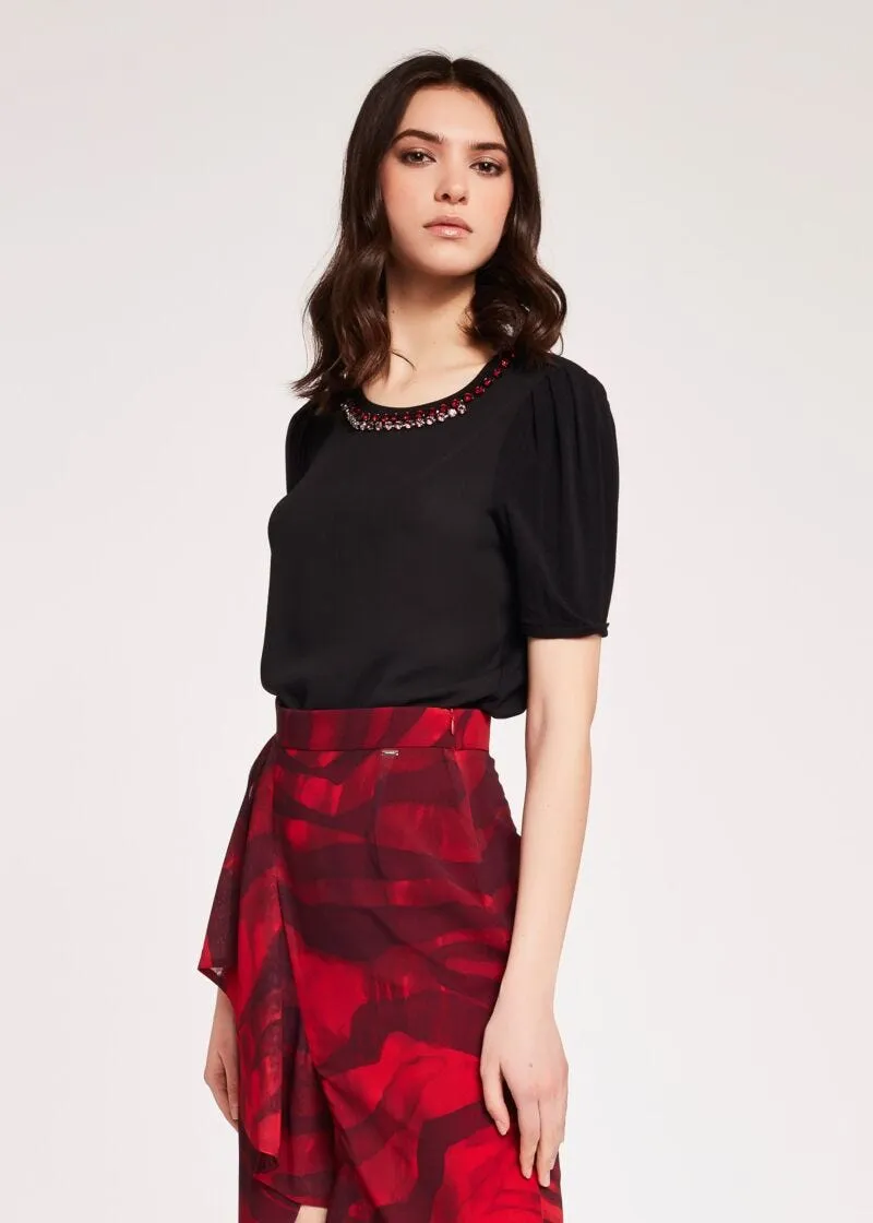 T-shirt con collo gioiello