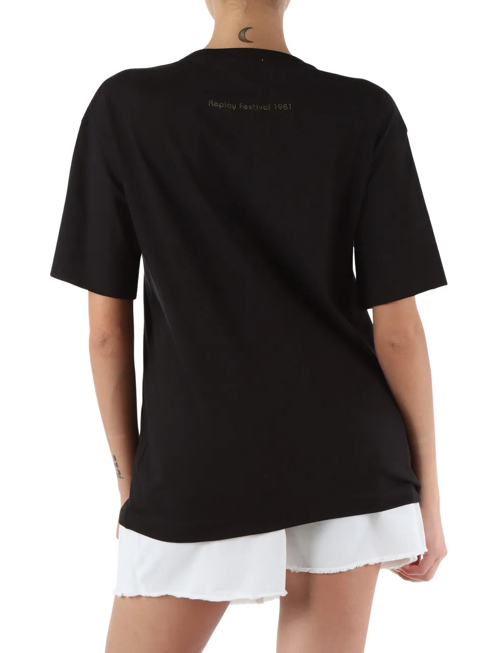 T-shirt in cotone con spilla e catena rimovibili